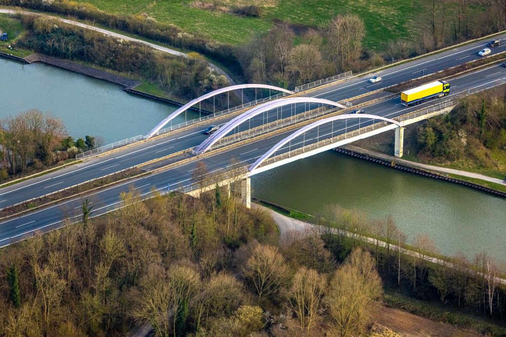 Hamm aus der Vogelperspektive: Autobahn- Brückenbauwerk der BAB A1 über den Datteln- Hamm- Kanal im Ortsteil Rünthe in Hamm im Bundesland Nordrhein-Westfalen, Deutschland