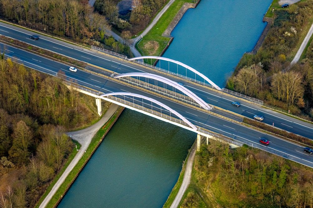 Luftbild Hamm - Autobahn- Brückenbauwerk der BAB A1 über den Datteln- Hamm- Kanal im Ortsteil Rünthe in Hamm im Bundesland Nordrhein-Westfalen, Deutschland