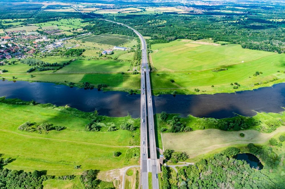 Vockerode aus der Vogelperspektive: Autobahn- Brückenbauwerk der BAB A9 über der Elbe in Vockerode im Bundesland Sachsen-Anhalt, Deutschland