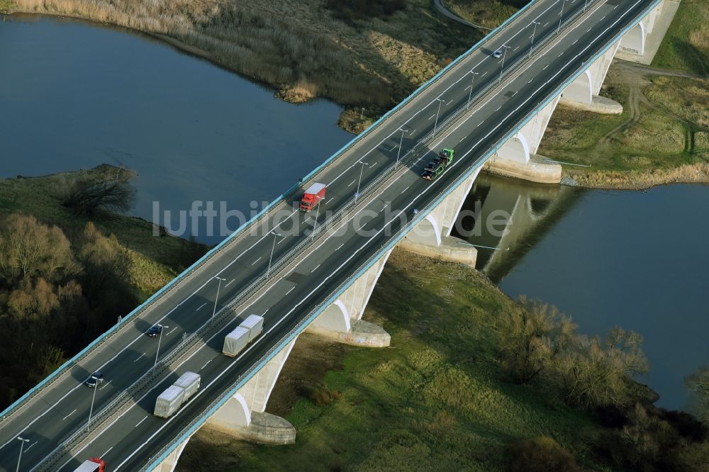 Luftaufnahme Frankfurt (Oder) - Autobahn- Brückenbauwerk der BAB A12 E30 über den Fluß Oder zum Grenzübergang nach Polen in Frankfurt (Oder) im Bundesland Brandenburg