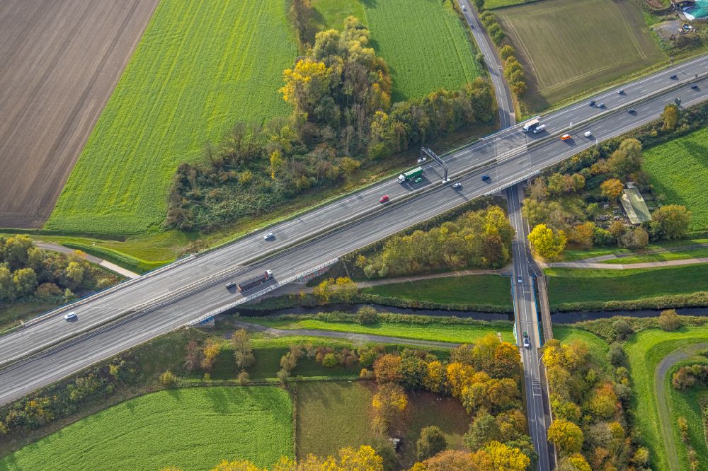 Luftaufnahme Kamen - Autobahn- Brückenbauwerk der BAB A2 über den Fluss Seseke in Kamen im Bundesland Nordrhein-Westfalen, Deutschland