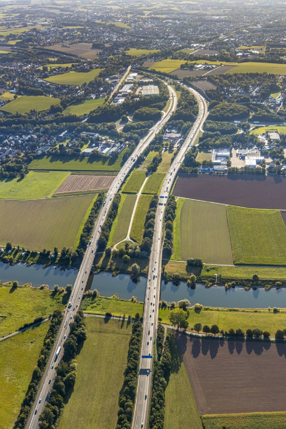 Bad Oeynhausen von oben - Autobahn- Brückenbauwerk der BAB A2 über den Flussverlauf der Weser in Bad Oeynhausen im Bundesland Nordrhein-Westfalen, Deutschland
