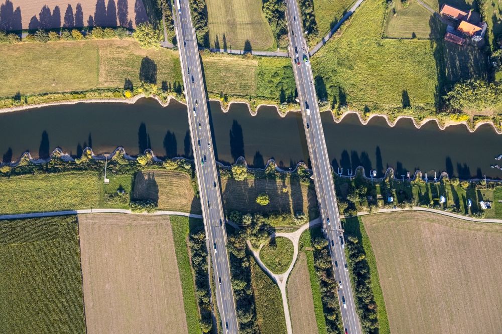 Bad Oeynhausen aus der Vogelperspektive: Autobahn- Brückenbauwerk der BAB A2 über den Flussverlauf der Weser in Bad Oeynhausen im Bundesland Nordrhein-Westfalen, Deutschland