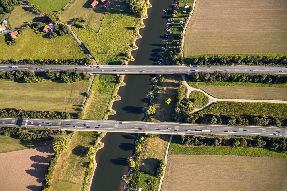 Luftaufnahme Bad Oeynhausen - Autobahn- Brückenbauwerk der BAB A2 über den Flussverlauf der Weser in Bad Oeynhausen im Bundesland Nordrhein-Westfalen, Deutschland