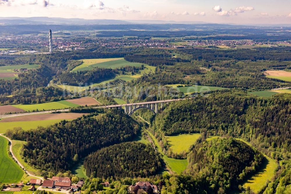 Rottweil von oben - Autobahn- Brückenbauwerk der BAB A81 über den Neckar in Rottweil im Bundesland Baden-Württemberg, Deutschland