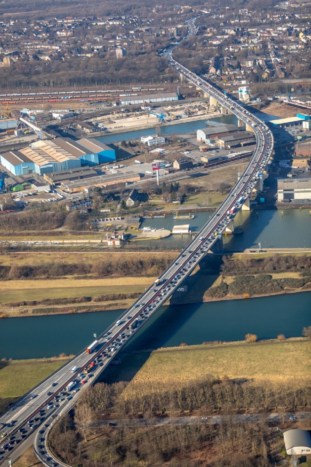 Luftaufnahme Duisburg - Autobahn- Brückenbauwerk der BAB A59 über den Rhein- Flußverlauf in Duisburg im Bundesland Nordrhein-Westfalen, Deutschland