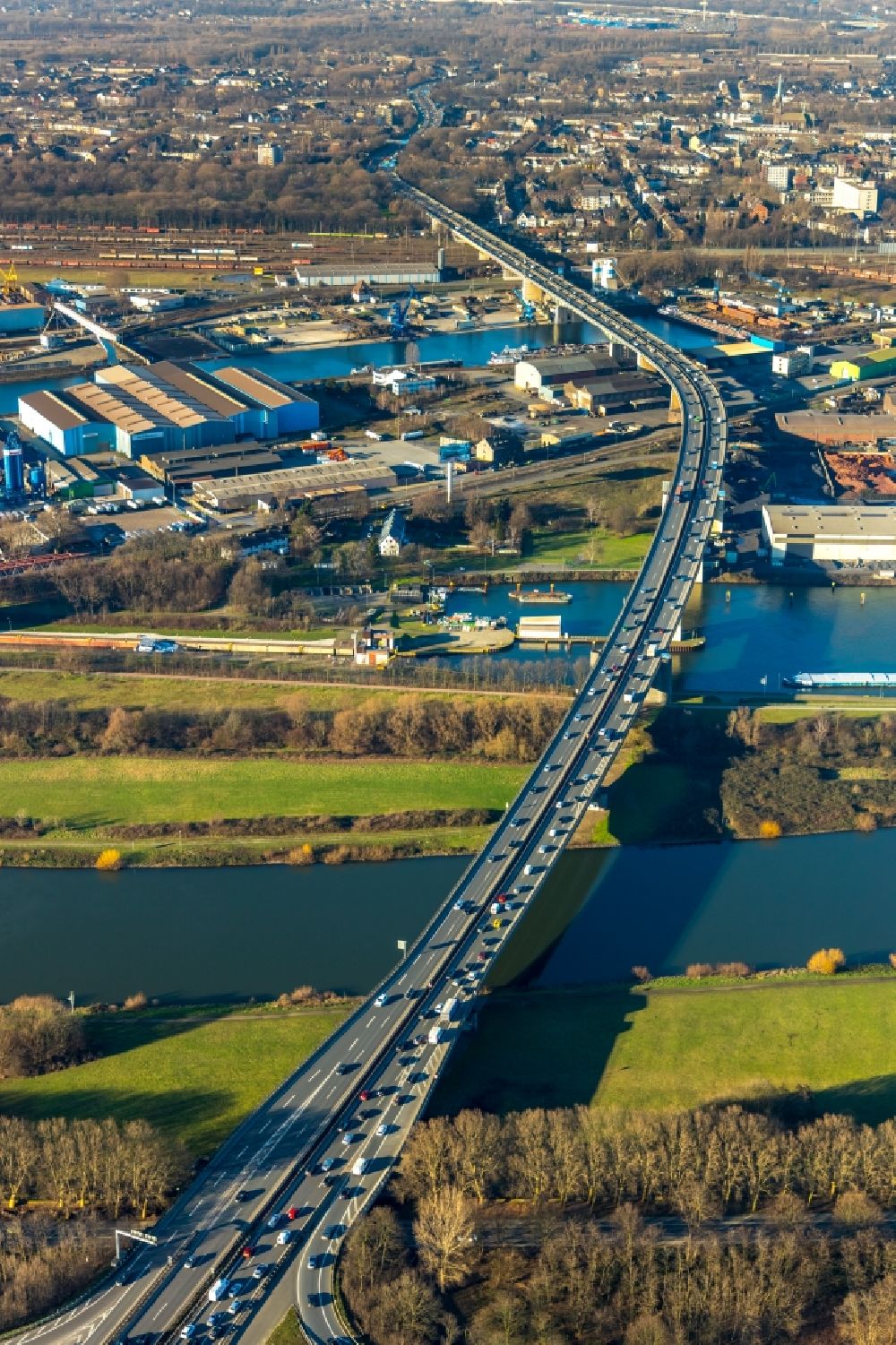 Duisburg aus der Vogelperspektive: Autobahn- Brückenbauwerk der BAB A59 über den Rhein- Flußverlauf in Duisburg im Bundesland Nordrhein-Westfalen, Deutschland