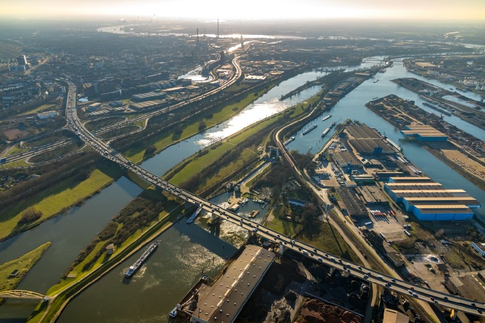 Luftbild Duisburg - Autobahn- Brückenbauwerk der BAB A59 über den Rhein- Flußverlauf in Duisburg im Bundesland Nordrhein-Westfalen, Deutschland