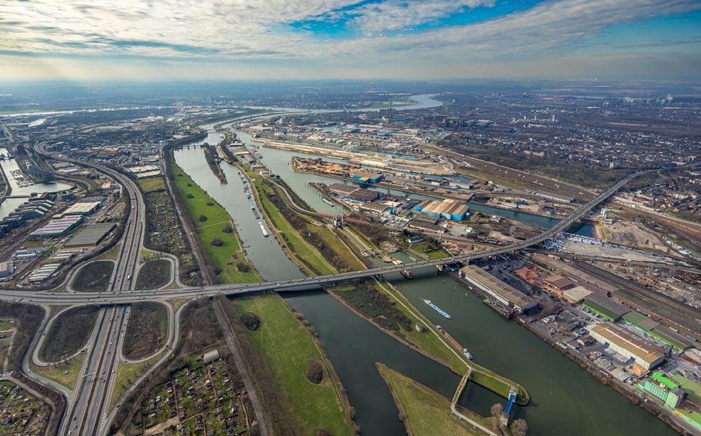 Luftbild Duisburg - Autobahn- Brückenbauwerk der BAB A59 über den Rhein- Flußverlauf in Duisburg im Bundesland Nordrhein-Westfalen, Deutschland
