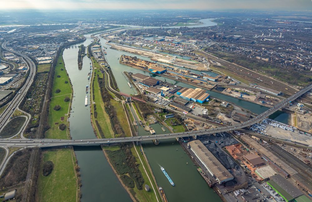 Duisburg von oben - Autobahn- Brückenbauwerk der BAB A59 über den Rhein- Flußverlauf in Duisburg im Bundesland Nordrhein-Westfalen, Deutschland