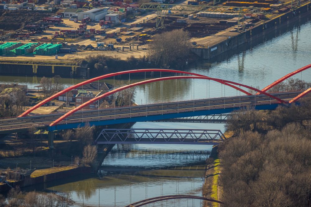 Bottrop aus der Vogelperspektive: Autobahn- Brückenbauwerk der BAB A42 über den Rhein-Herne Kanal in Bottrop im Bundesland Nordrhein-Westfalen