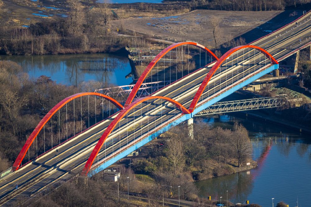 Luftaufnahme Bottrop - Autobahn- Brückenbauwerk der BAB A42 über den Rhein-Herne Kanal in Bottrop im Bundesland Nordrhein-Westfalen