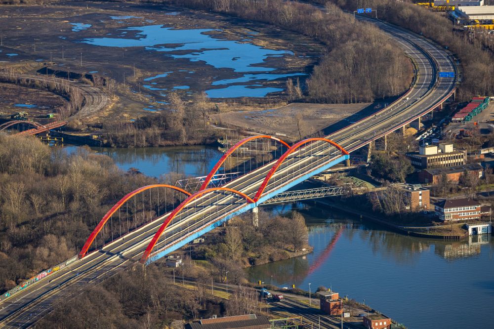 Bottrop von oben - Autobahn- Brückenbauwerk der BAB A42 über den Rhein-Herne Kanal in Bottrop im Bundesland Nordrhein-Westfalen