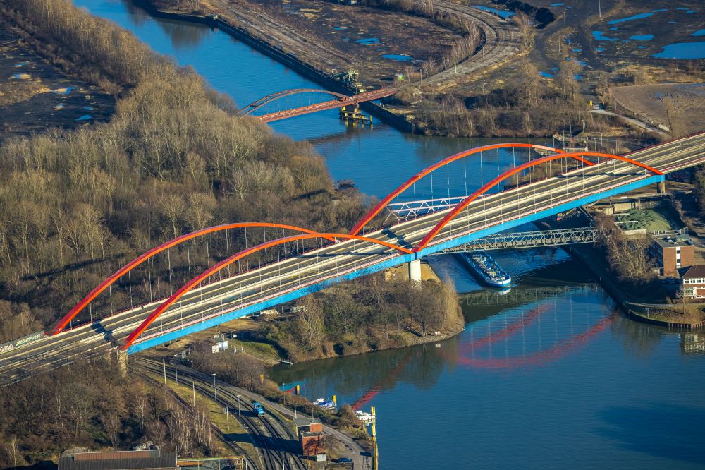 Luftaufnahme Bottrop - Autobahn- Brückenbauwerk der BAB A42 über den Rhein-Herne Kanal in Bottrop im Bundesland Nordrhein-Westfalen