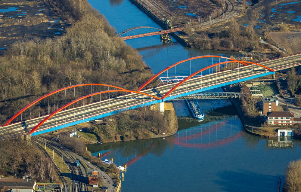 Bottrop von oben - Autobahn- Brückenbauwerk der BAB A42 über den Rhein-Herne Kanal in Bottrop im Bundesland Nordrhein-Westfalen
