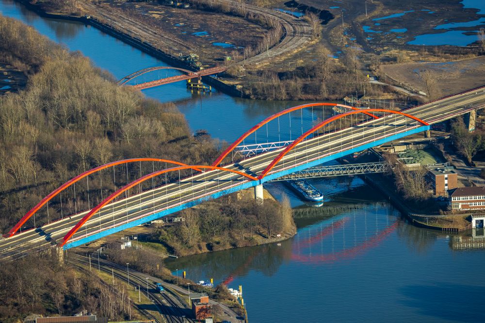 Bottrop aus der Vogelperspektive: Autobahn- Brückenbauwerk der BAB A42 über den Rhein-Herne Kanal in Bottrop im Bundesland Nordrhein-Westfalen