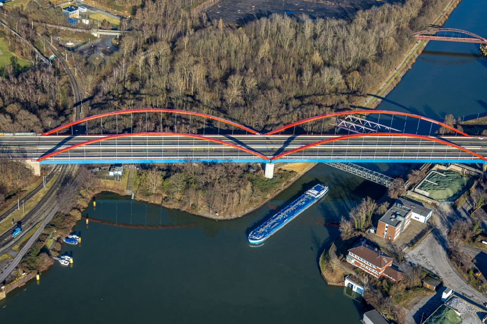 Luftbild Bottrop - Autobahn- Brückenbauwerk der BAB A42 über den Rhein-Herne Kanal in Bottrop im Bundesland Nordrhein-Westfalen