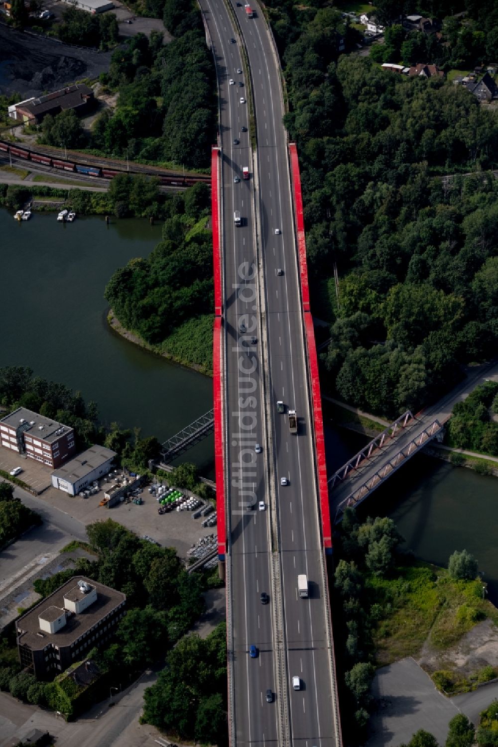 Bottrop von oben - Autobahn- Brückenbauwerk der BAB A42 über den Rhein-Herne Kanal in Bottrop im Bundesland Nordrhein-Westfalen. Im Hintergrund das Gewerbe- und Industriegebiet am Stadthafen