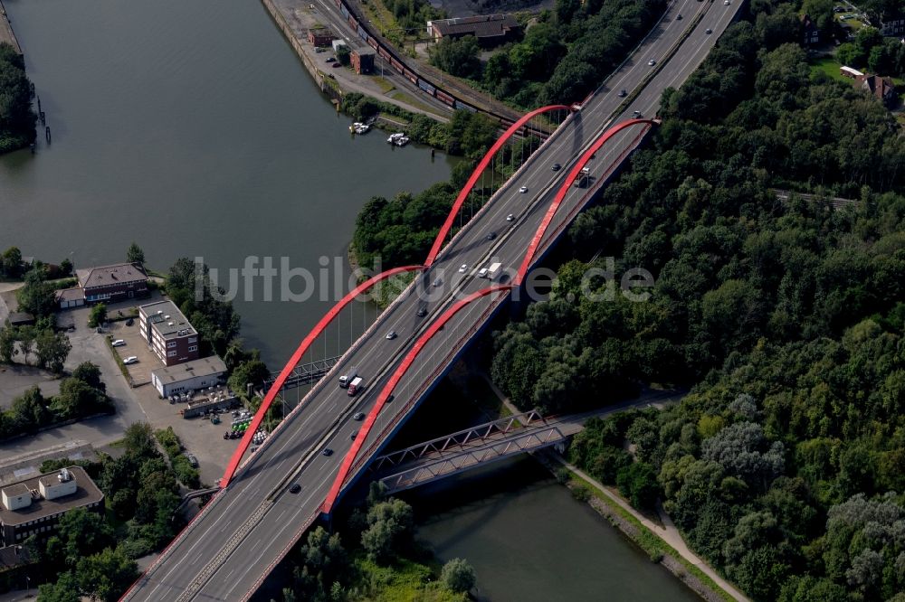 Bottrop aus der Vogelperspektive: Autobahn- Brückenbauwerk der BAB A42 über den Rhein-Herne Kanal in Bottrop im Bundesland Nordrhein-Westfalen. Im Hintergrund das Gewerbe- und Industriegebiet am Stadthafen