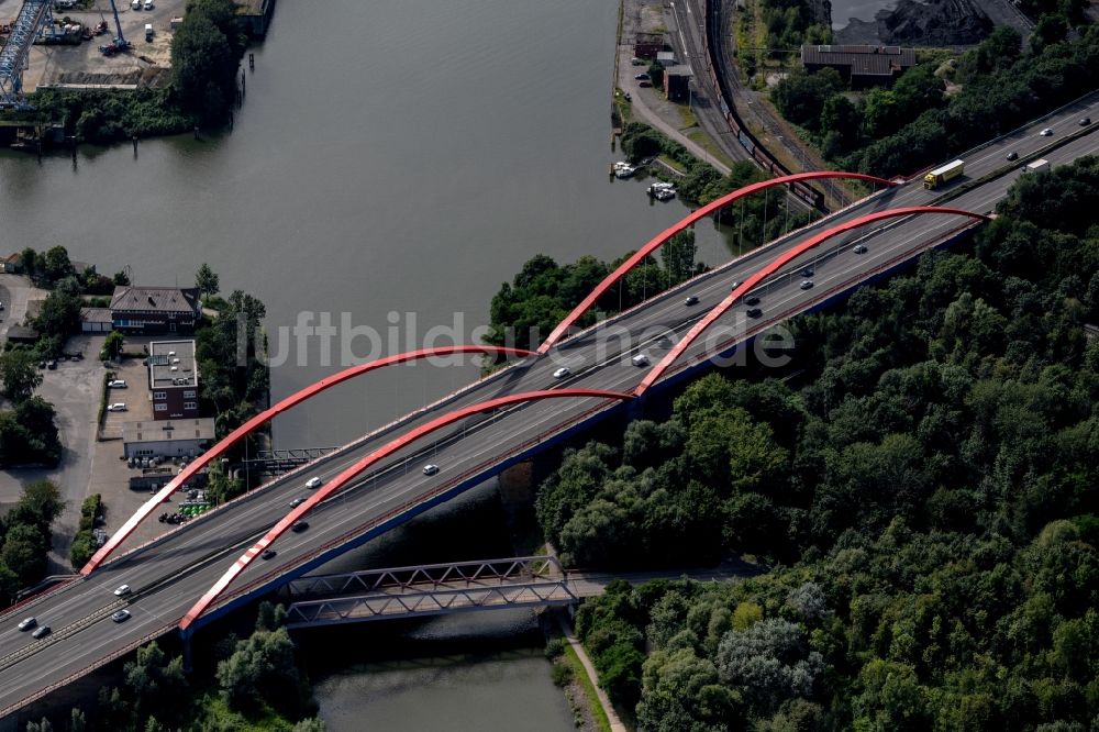Luftbild Bottrop - Autobahn- Brückenbauwerk der BAB A42 über den Rhein-Herne Kanal in Bottrop im Bundesland Nordrhein-Westfalen. Im Hintergrund das Gewerbe- und Industriegebiet am Stadthafen
