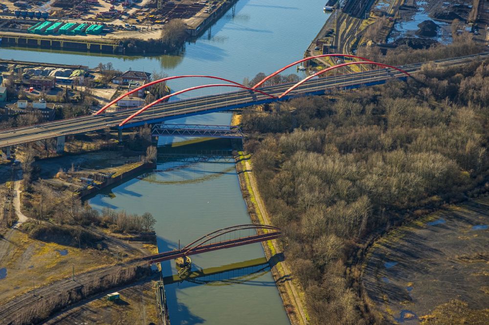 Luftaufnahme Bottrop - Autobahn- Brückenbauwerk der BAB A42 über den Rhein-Herne Kanal in Bottrop im Bundesland Nordrhein-Westfalen. Im Hintergrund das Gewerbe- und Industriegebiet am Stadthafen