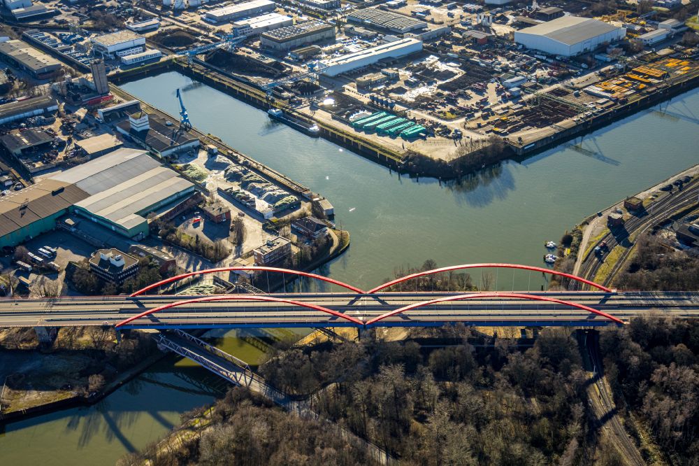 Luftbild Bottrop - Autobahn- Brückenbauwerk der BAB A42 über den Rhein-Herne Kanal in Bottrop im Bundesland Nordrhein-Westfalen. Im Hintergrund das Gewerbe- und Industriegebiet am Stadthafen