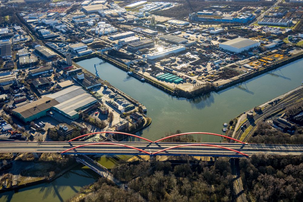 Luftaufnahme Bottrop - Autobahn- Brückenbauwerk der BAB A42 über den Rhein-Herne Kanal in Bottrop im Bundesland Nordrhein-Westfalen. Im Hintergrund das Gewerbe- und Industriegebiet am Stadthafen