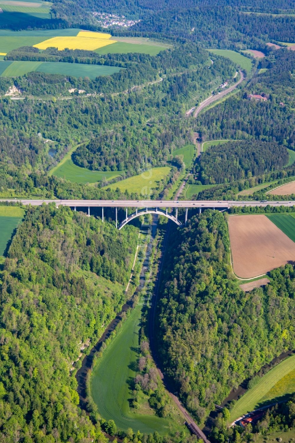Luftaufnahme Rottweil - Autobahn- Brückenbauwerk der BAB A81 über die Schleifen des Neckartals in Rottweil im Bundesland Baden-Württemberg, Deutschland