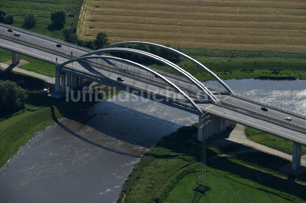 Luftaufnahme Itzehoe - Autobahn- Brückenbauwerk der BAB A23 über die Ufer des Flußverlaufes Stör in Itzehoe im Bundesland Schleswig-Holstein