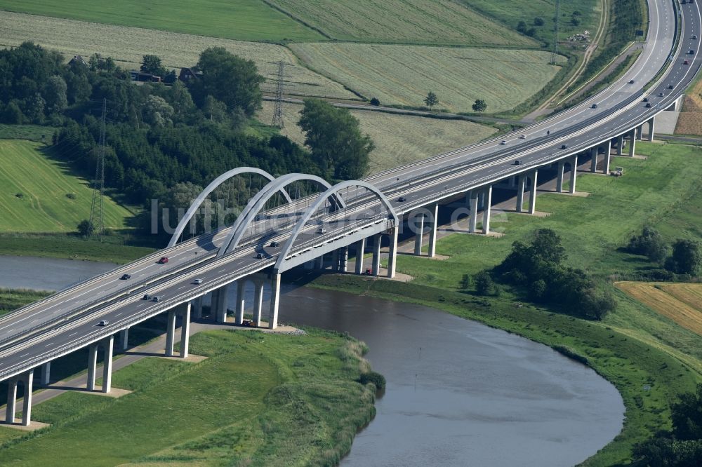 Luftbild Itzehoe - Autobahn- Brückenbauwerk der BAB A23 über die Ufer des Flußverlaufes Stör in Itzehoe im Bundesland Schleswig-Holstein