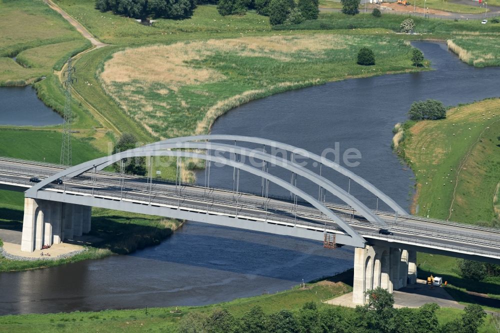 Itzehoe von oben - Autobahn- Brückenbauwerk der BAB A23 über die Ufer des Flußverlaufes Stör in Itzehoe im Bundesland Schleswig-Holstein
