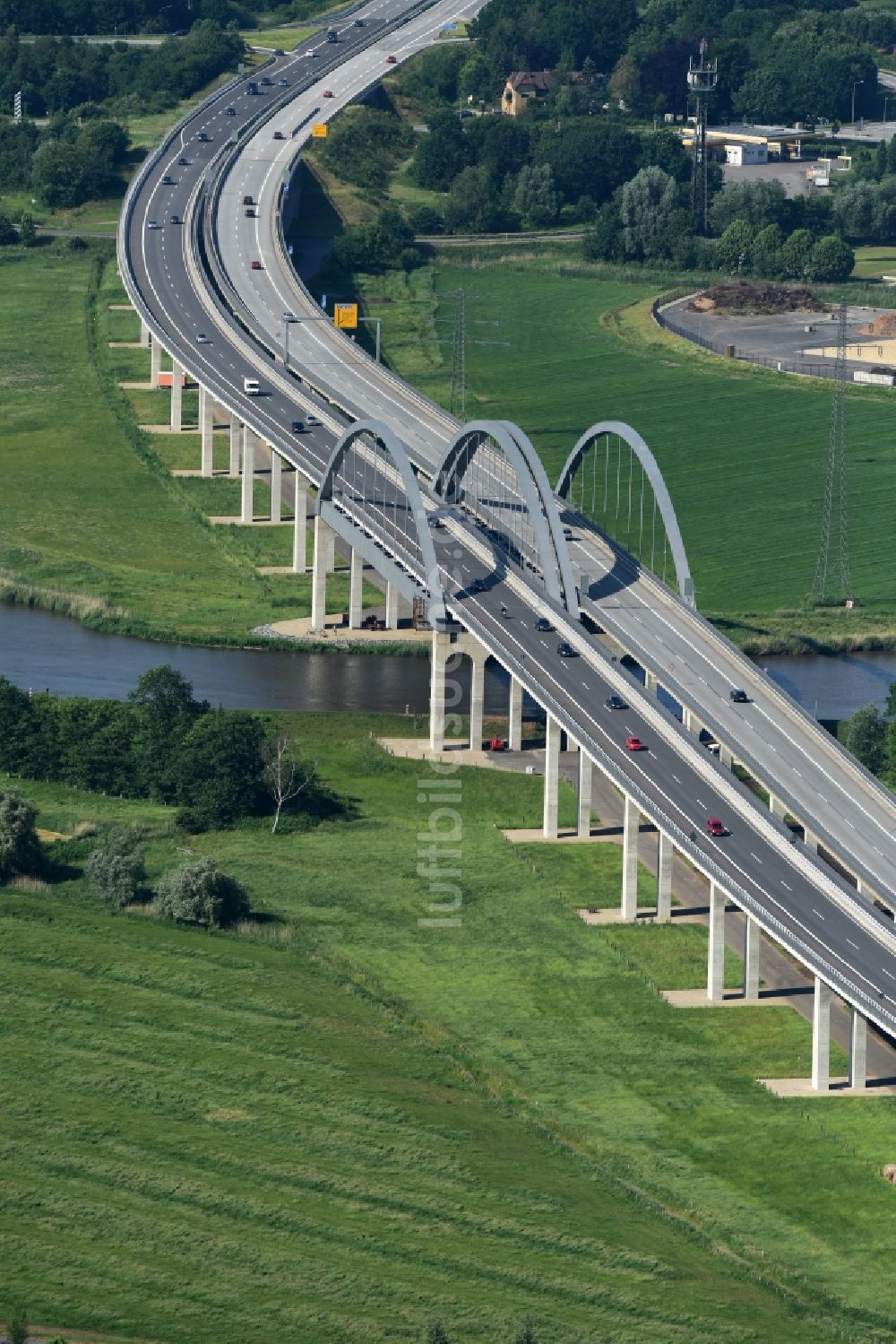 Itzehoe aus der Vogelperspektive: Autobahn- Brückenbauwerk der BAB A23 über die Ufer des Flußverlaufes Stör in Itzehoe im Bundesland Schleswig-Holstein