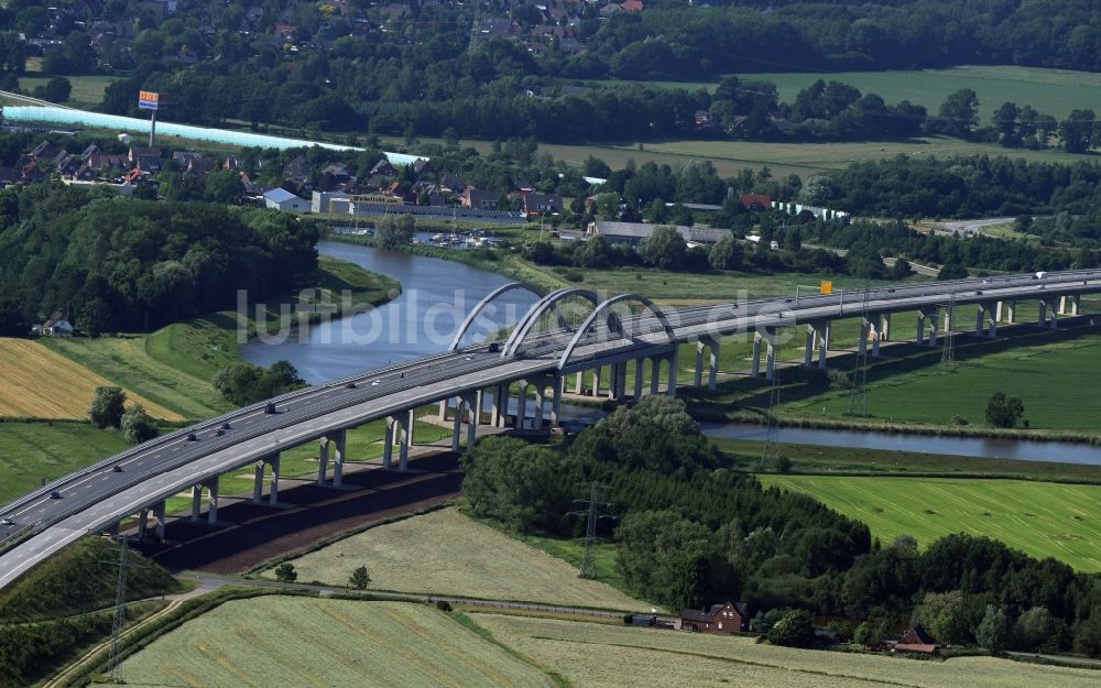 Itzehoe aus der Vogelperspektive: Autobahn- Brückenbauwerk der BAB A23 über die Ufer des Flußverlaufes Stör in Itzehoe im Bundesland Schleswig-Holstein