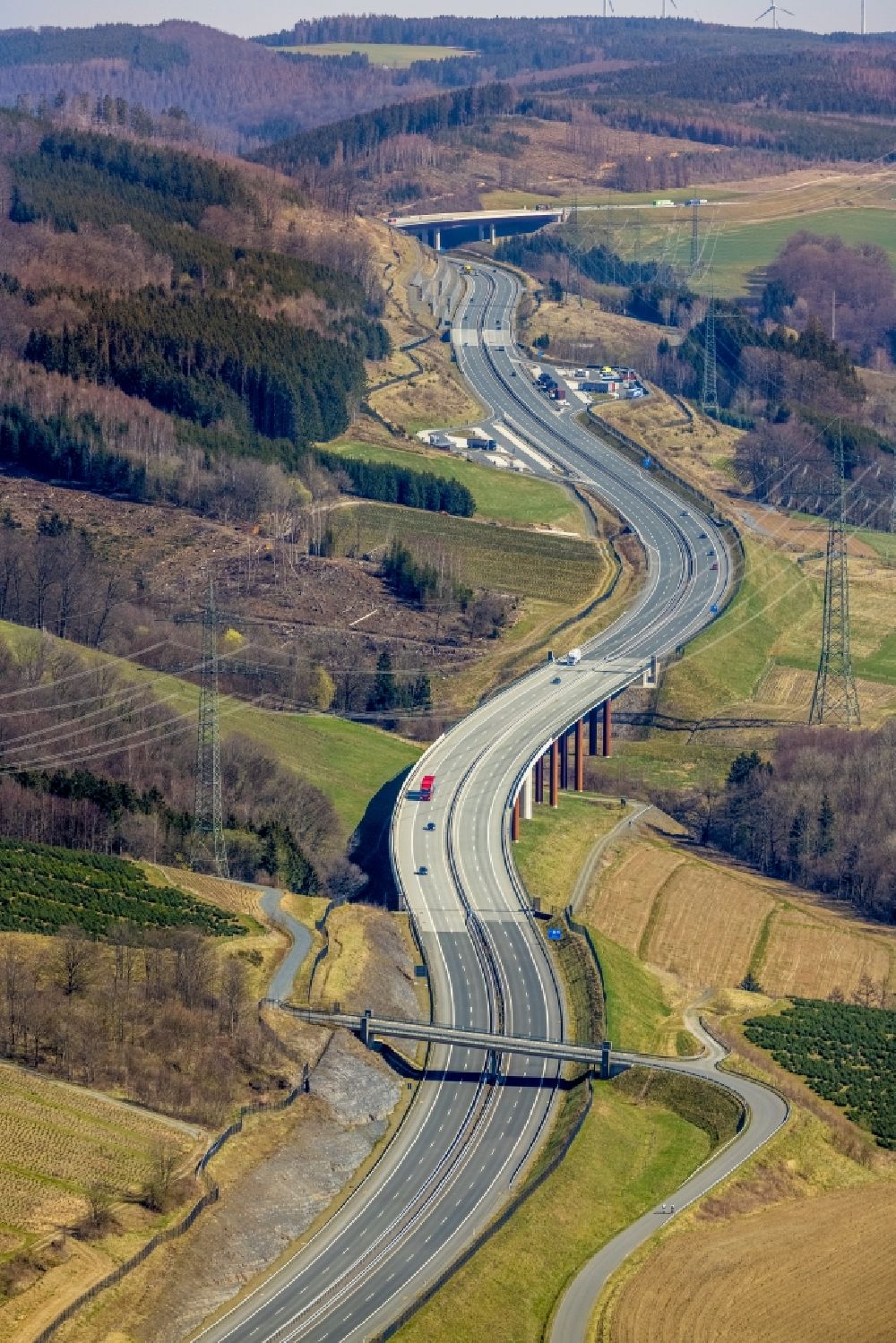 Bestwig aus der Vogelperspektive: Autobahn- Brückenbauwerk der BAB A46 in Bestwig im Bundesland Nordrhein-Westfalen, Deutschland