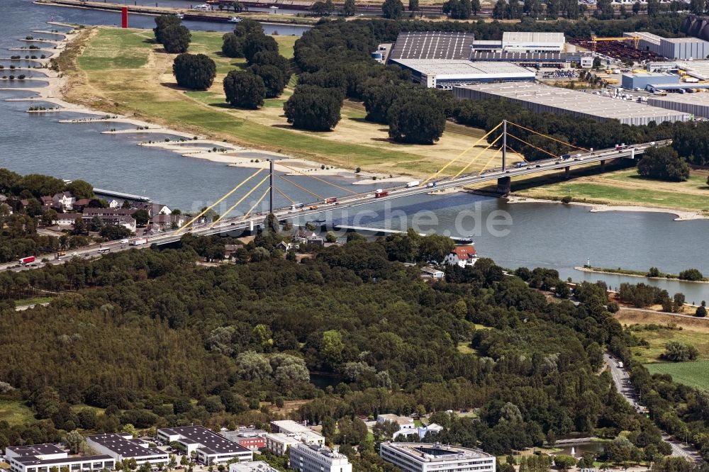 Duisburg von oben - Autobahn- Brückenbauwerk der BAB A40 in Duisburg im Bundesland Nordrhein-Westfalen, Deutschland