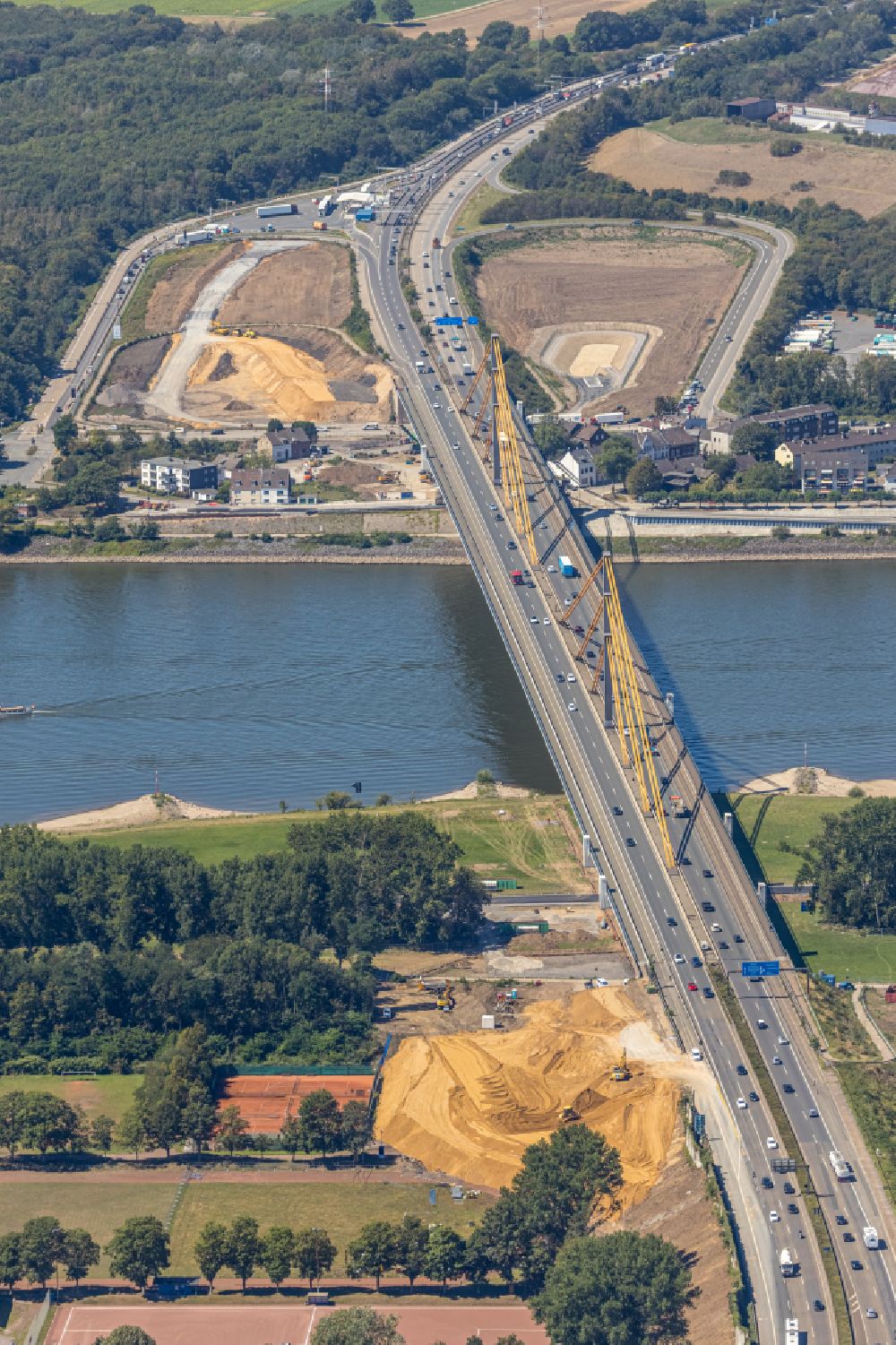 Luftbild Duisburg - Autobahn- Brückenbauwerk der BAB A40 in Duisburg im Bundesland Nordrhein-Westfalen, Deutschland