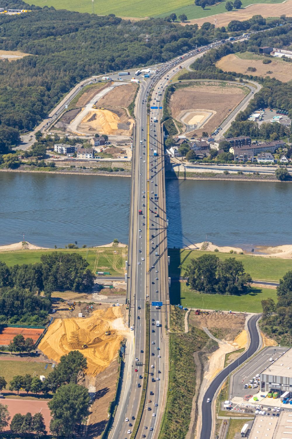 Luftaufnahme Duisburg - Autobahn- Brückenbauwerk der BAB A40 in Duisburg im Bundesland Nordrhein-Westfalen, Deutschland