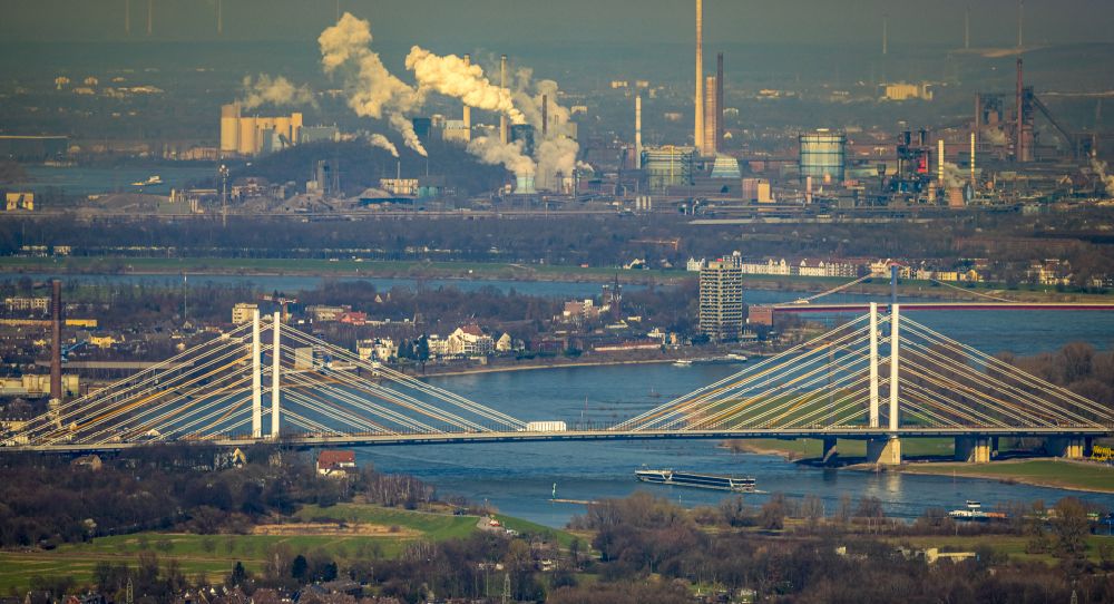 Luftbild Duisburg - Autobahn- Brückenbauwerk der BAB A40 in Duisburg im Bundesland Nordrhein-Westfalen, Deutschland