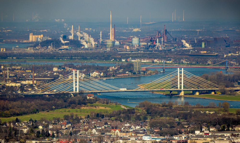 Duisburg aus der Vogelperspektive: Autobahn- Brückenbauwerk der BAB A40 in Duisburg im Bundesland Nordrhein-Westfalen, Deutschland
