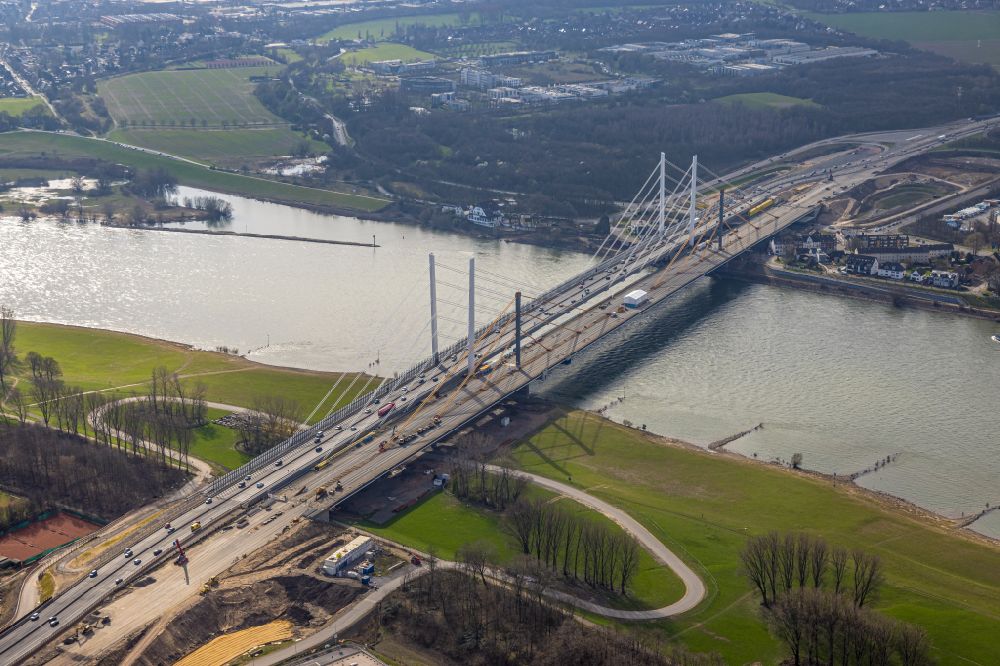 Duisburg aus der Vogelperspektive: Autobahn- Brückenbauwerk der BAB A40 in Duisburg im Bundesland Nordrhein-Westfalen, Deutschland