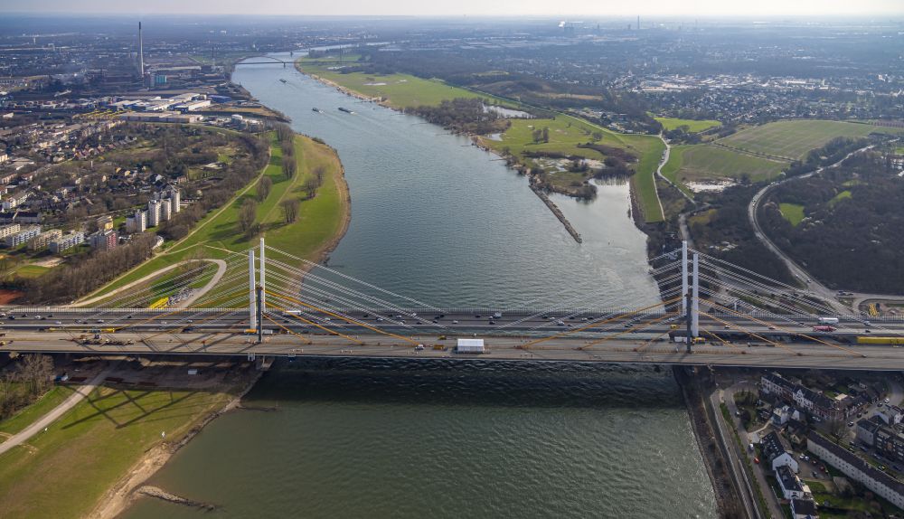 Luftaufnahme Duisburg - Autobahn- Brückenbauwerk der BAB A40 in Duisburg im Bundesland Nordrhein-Westfalen, Deutschland