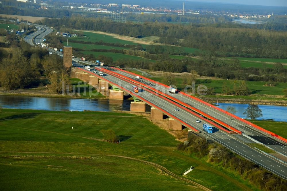 Vockerode aus der Vogelperspektive: Autobahn- Brückenbauwerk der BAB A9 - Elbebrücke Vockerode im Bundesland Sachsen-Anhalt, Deutschland