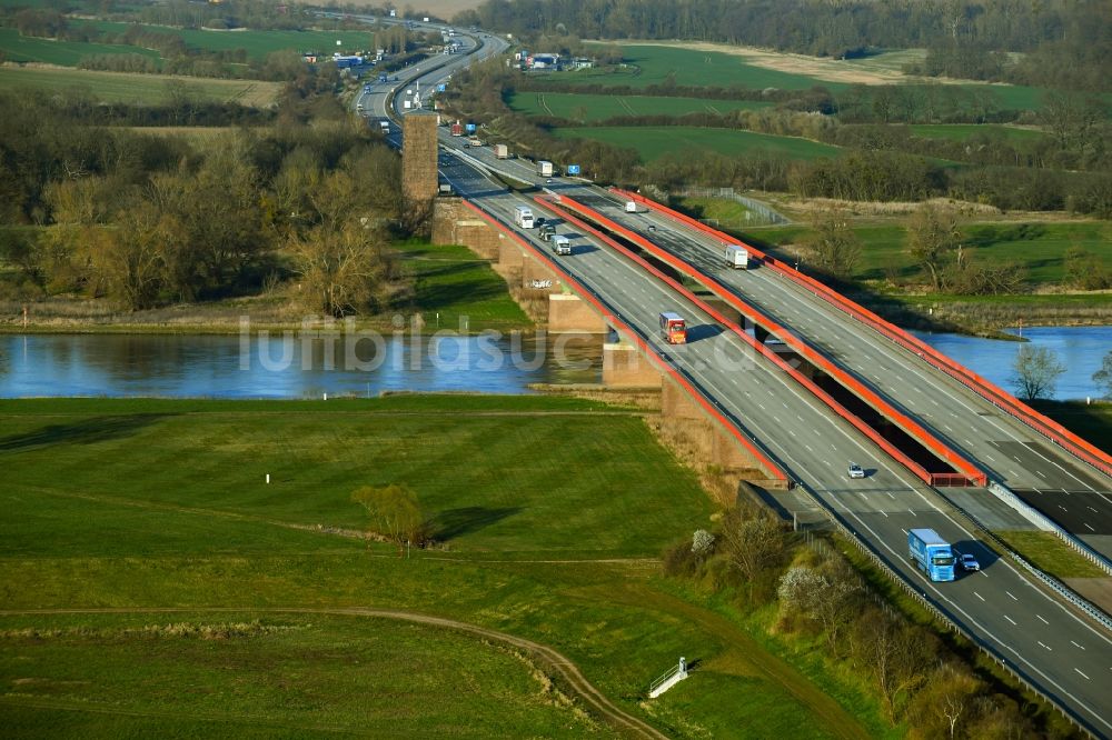 Luftaufnahme Vockerode - Autobahn- Brückenbauwerk der BAB A9 - Elbebrücke Vockerode im Bundesland Sachsen-Anhalt, Deutschland