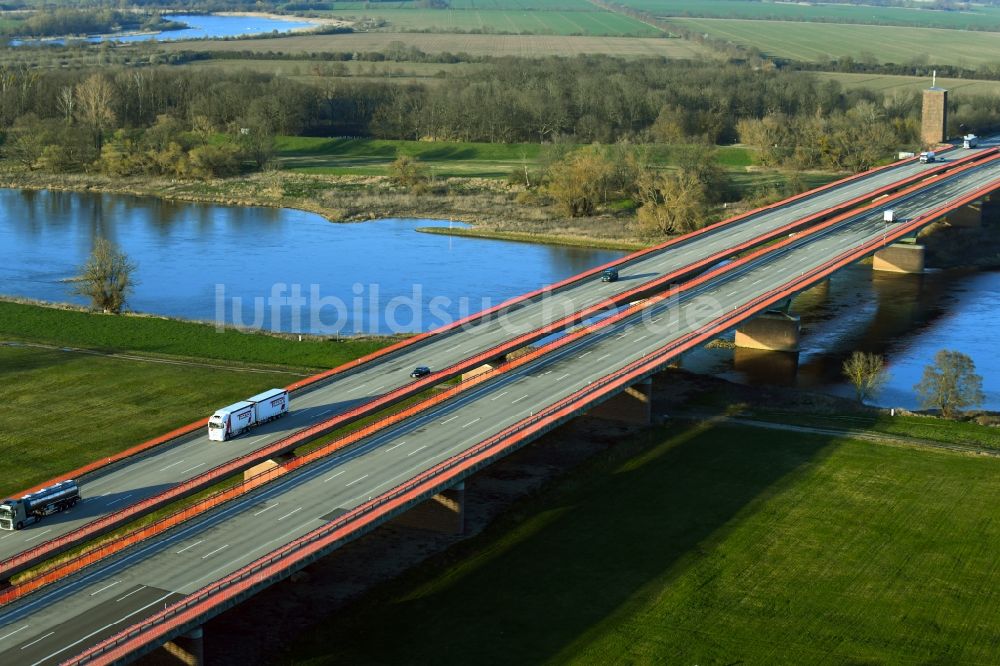 Vockerode aus der Vogelperspektive: Autobahn- Brückenbauwerk der BAB A9 - Elbebrücke Vockerode im Bundesland Sachsen-Anhalt, Deutschland