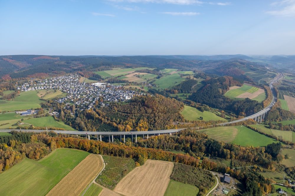 Eversberg von oben - Autobahn- Brückenbauwerk der BAB A46 in Eversberg im Bundesland Nordrhein-Westfalen, Deutschland