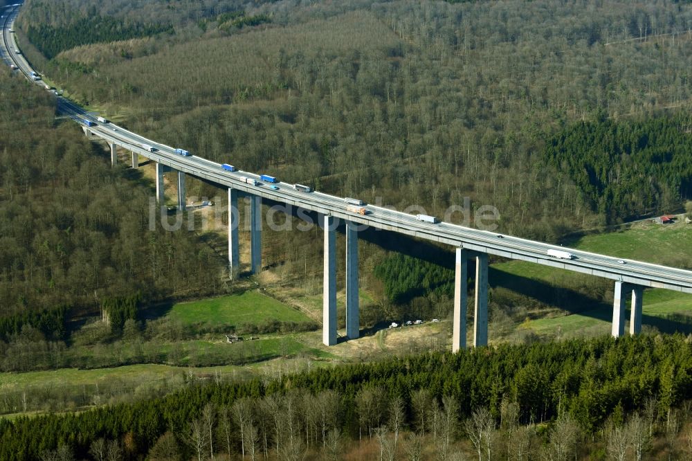 Motten von oben - Autobahn- Brückenbauwerk der BAB A7 - Grenzwaldbrücke in Motten im Bundesland Bayern, Deutschland