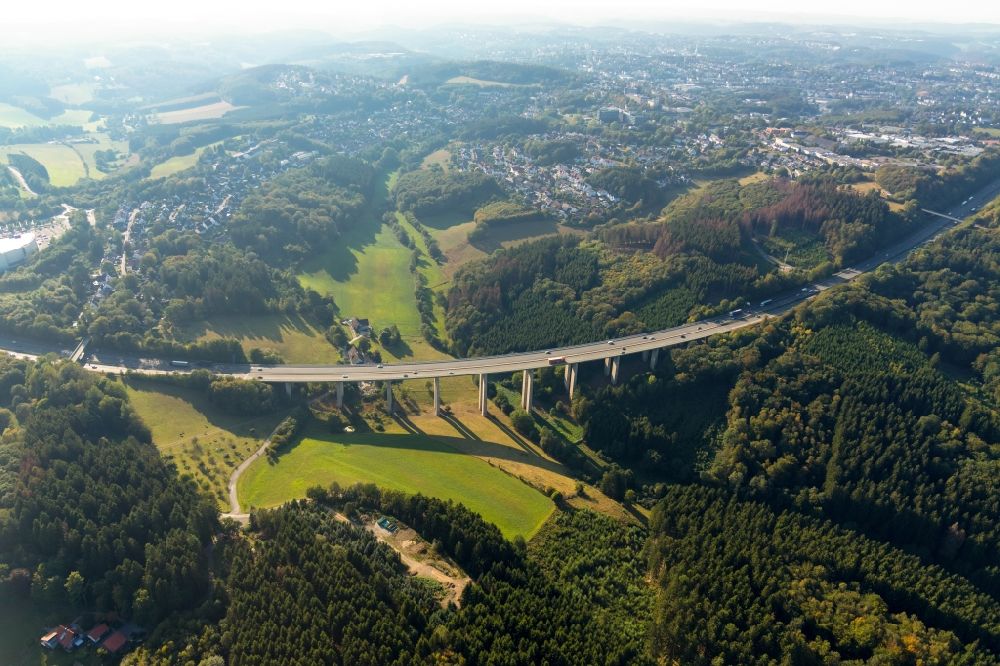 Luftaufnahme Lüdenscheid - Autobahn- Brückenbauwerk der BAB A45 in Lüdenscheid im Bundesland Nordrhein-Westfalen, Deutschland