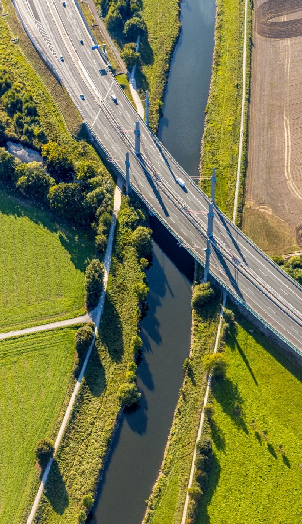 Luftaufnahme Löhne - Autobahn- Brückenbauwerk der BAB A30 im Ortsteil Gohfeld in Löhne im Bundesland Nordrhein-Westfalen, Deutschland