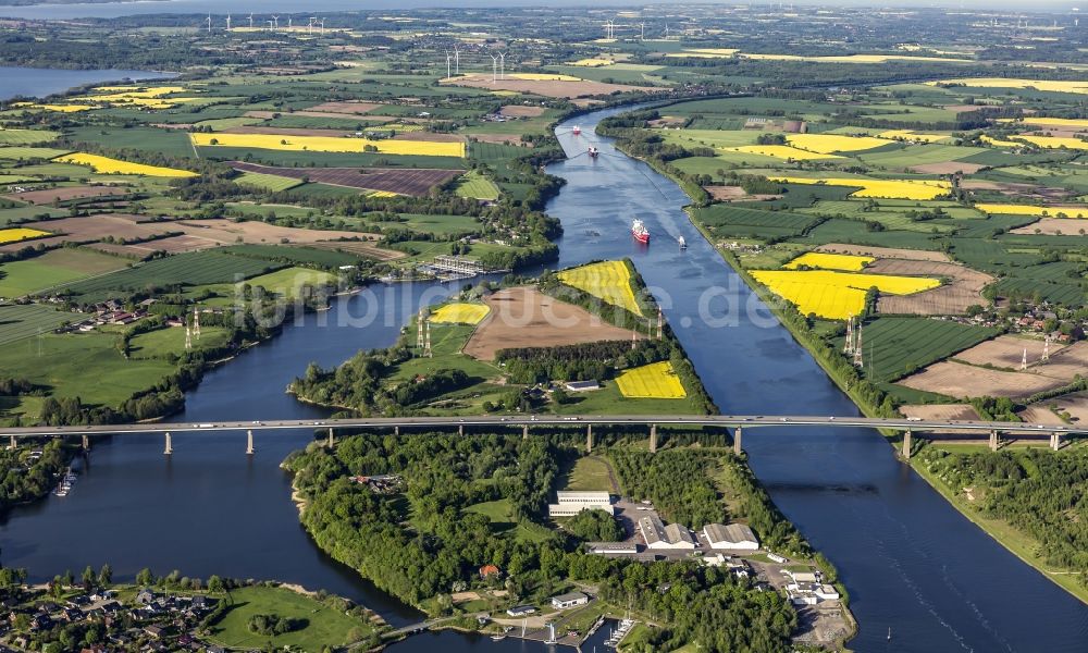 Rade aus der Vogelperspektive: Autobahn- Brückenbauwerk der BAB A7 in Rade im Bundesland Schleswig-Holstein, Deutschland