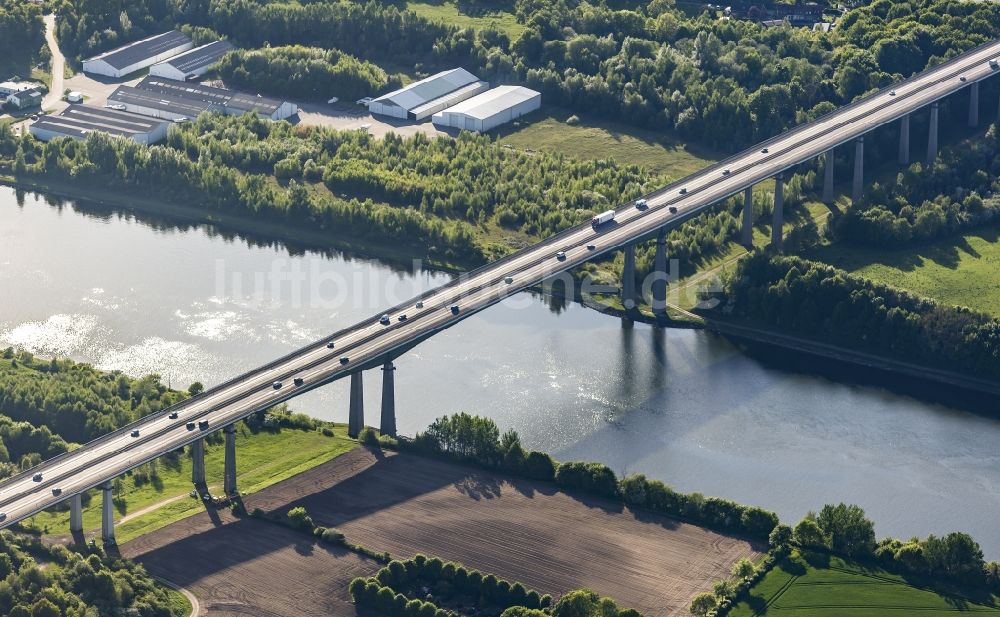 Rade aus der Vogelperspektive: Autobahn- Brückenbauwerk der BAB A7 in Rade im Bundesland Schleswig-Holstein, Deutschland